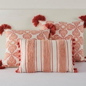 New in box August & Leo pillow set of 3